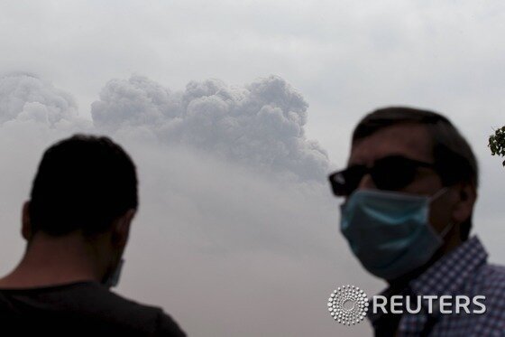 본문 이미지 - 11일(현지시간) 멕시코 콜리마 화산이 폭발해 관광객들이 마스크를 쓴 채 긴급 대피해있다. ⓒ 로이터=뉴스1