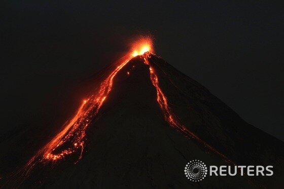 본문 이미지 - 1일(현지시간) 과테말라 알로테난고에서 바라본 푸에고 화산 용암 분출 모습. ⓒ 로이터=뉴스1