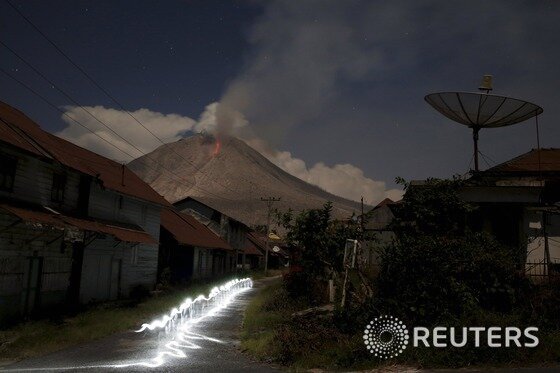 본문 이미지 - 지난 29일(현지시간) 인도네시아 북부 수마트라 카로의 베라스테푸 마을에서 바라본 시나붕 화산 분출 모습. ⓒ 로이터=뉴스1