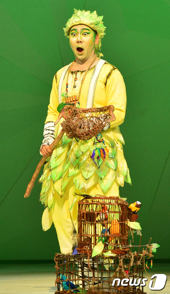 (서울=뉴스1) 변지은 기자 = 파파게노 역을 맡은 바리톤 공병우가 13일 오후 서초구 예술의전당 오페라극장에서 열린 오페라 '마술피리'의 프레스콜에서 열연을 펼치고 있다. 오는 …