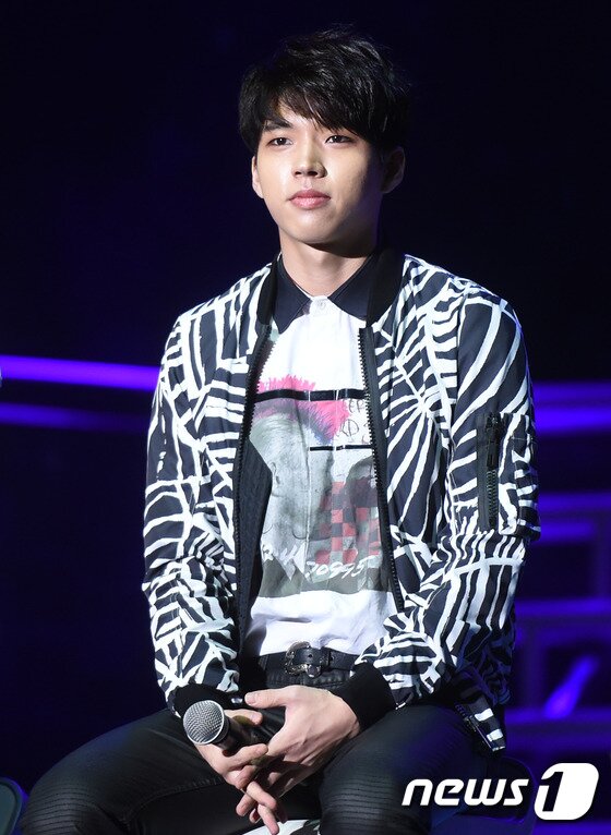 본문 이미지 - 인피니트 남우현이 13일 오후 서울 방이동 올림픽공원 내 올림픽 홀에서 미니 5집 앨범 "리얼리티" 쇼케이스를 열고 매력을 발산하고 있다. ⓒ News1스포츠 권현진 기자