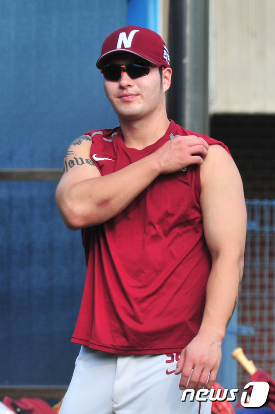 (포항=뉴스1) 최창호 기자 = 14일 경북 포항야구장에서 열린 '2015 타이어뱅크 KBO 프로야구'삼성 라이온즈와 넥센 히어로즈의 경기에 앞서 넥센 박병호가 몸을 풀고 있다.2 …