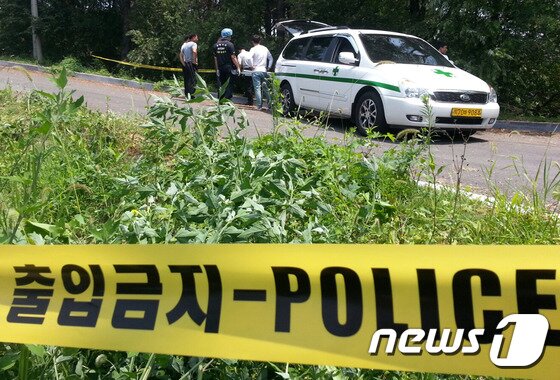 본문 이미지 - 경찰과학수사대가 15일 수원에서 실종된 20대여성의 시신이 발견된 평택시 진위면 봉남리에서 사체를 수습하고 있다. 이날 오전 9시 45분께 평택 진위천 일대를 수색 중이던 경찰은 진위배수지 인근 야산에 유기된 A(22·여·대학생)씨의 시신을 발견했다. 2015.7.15/뉴스1 ⓒ News1 최대호 기자