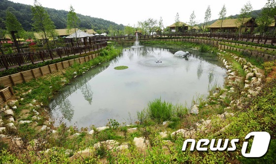 (부산ㆍ경남=뉴스1) 최재호 기자 = 개장을 앞둔 김해가야테마파크가 15일 단장을 마무리하고 손님 맞을 채비를 끝냈다. 김해가야테마파크는 17만 9000㎡ 규모에 각종 도자기 체험 …