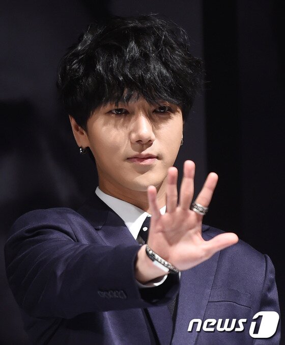 본문 이미지 - 슈퍼주니어 예성이15일 오후 서울 SM타운 코엑스 아티움에서 스페셜 앨범 "데빌‘(Devil) 발매 기념 기자회견을 열고 포즈를 취하고 있다. ⓒ News1스포츠 권현진 기자