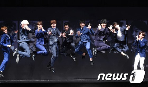 본문 이미지 - 슈퍼주니어가 지난 15일 오후 서울 SM타운 코엑스 아티움에서 스페셜 앨범 &#34;데빌‘&#40;Devil&#41; 발매 기념 기자회견을 열고 &#34;점프&#34;를 하고 있다. ⓒ News1스포츠 권현진 기자