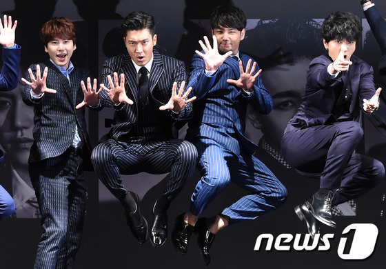 (서울=뉴스1스포츠) 권현진 기자 = 하늘 번쩍!슈퍼주니어 규현, 시원, 강인, 예성(왼쪽부터)이 15일 오후 서울 SM타운 코엑스 아티움에서 스페셜 앨범 \'데빌‘(Devil) …