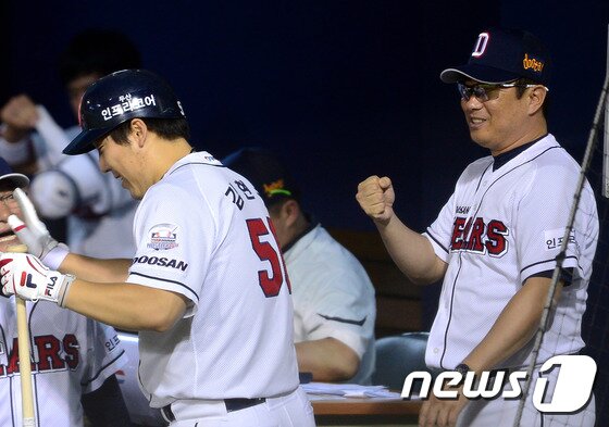 본문 이미지 - 15일 오후 서울 잠실야구장에서 열린 '2015 타이어뱅크 KBO 리그' 두산 베어스와 kt 위즈의 경기에서 6회말 2사 1,2루 상황에서 스리런 홈런을 날린 김현수가 덕아웃으로 들어와 김태형 감독의 축하를 받고 있다. 2015.7.15/뉴스1 ⓒ News1 박정호 기자