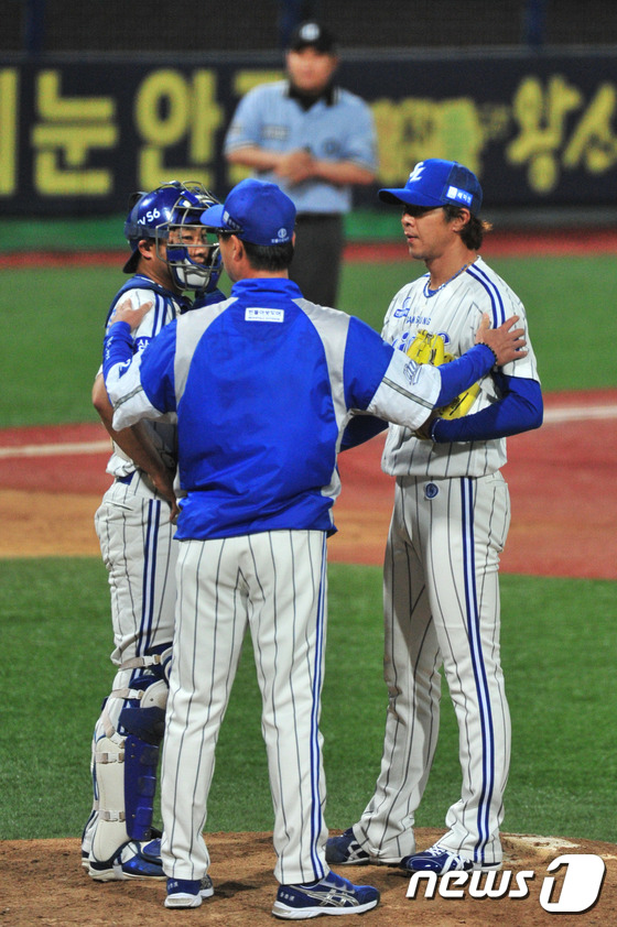 (포항=뉴스1) 최창호 기자 = 15일 경북 포항야구장에서 열린 \'2015 타이어뱅크 KBO 프로야구\'삼성 라이온즈와 넥센 히어로즈의 경기 2차전 9회초 삼성 마무리 임창용이 …