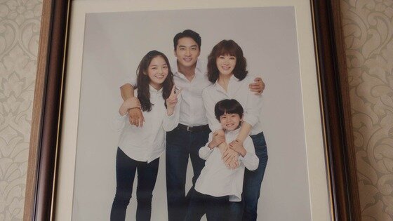 본문 이미지 - 영화 '미쓰 와이프'의 메인 예고편 속 엄정화, 송승헌의 결혼 사진과 가족 사진이 뜨거운 화제를 불러일으키고 있다.ⓒ News1스포츠/ '미쓰와이프' 예고편