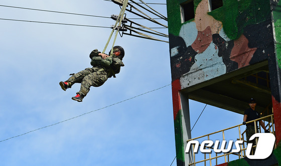 (서울=뉴스1) 박세연 기자 = 16일 오전 서울 송파구 특수전사령부에서 열린 탈북 청소년 병영체험에 참석한 탈북 청소년들이 공수지상훈련을 하고 있다. 국군기무사령부와 통일부 지원 …