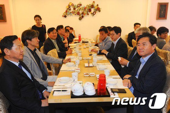 본문 이미지 - 2015년 7월 16일 정오 부산 해운대구의 한 부페에서 열린 새정치민주연합 부산·울산·경남·대구·경북 원외지역위원장단 오찬. 이 자리엔 김상곤(왼쪽 첫번째) 새정치민주연합 혁신위원장, 새정치민주연합 부산시당 김영춘 위원장, 김경수 경남도당위원장,(오른쪽 줄 세번째) 혁신위원 조국 서울대 교수(왼쪽 줄 두번째) 등이 참석했다. .2015.7.16/뉴스1 ⓒ News1 이승배 기자