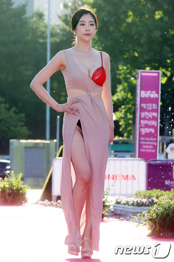(서울=뉴스1) 민경석 기자 = 배우 김유연이 16일 오후 경기도 부천시 원미구 부천체육관에서 진행된 '제19회 부천국제판타스틱영화제' 레드카펫을 밟고 입장하고 있다.올해로 19회 …