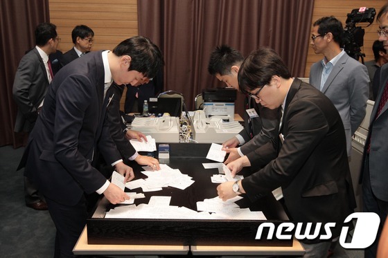 (서울=뉴스1) 조희연 기자 = 17일 오전 서울 서초구 양재동 aT센터에서 열린 삼성물산 임시 주주총회에서 관계자들이 투표 개표를 진행하고 있다. (삼성물산 제공) 2015.7. …