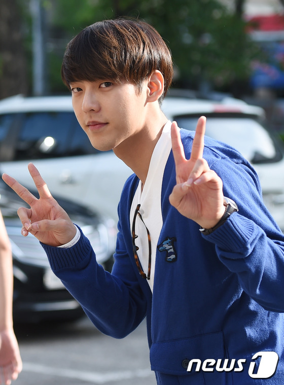 (서울=뉴스1스포츠) 권현진 기자 = 귀여운 브이~비투비 민혁이 17일 오전 서울 여의도 KBS 신관 공개홀에서 열린 KBS2 '뮤직뱅크'(이하 뮤뱅) 리허설을 마친 뒤 차로 이동 …