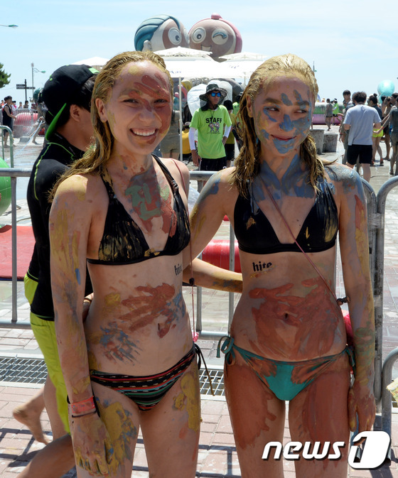 (보령=뉴스1) 신성룡 기자 = 17일 오후 충남 보령시 대천해수욕장에서 열린 '2015 보령머드축제' 에서 외국인 관광객들이 즐거운 시간을 보내고 있다. 2015.7.17/뉴스1 …