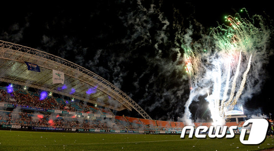 (안산=뉴스1) 이재명 기자 = 17일 오후 경기도 안산시 와스타디움에서 열린 2015 하나은행 K리그 올스타전 팀 최강희와 팀 슈틸리케의 경기를 마치고 폭죽쇼가 하늘위로 펼쳐지고 …