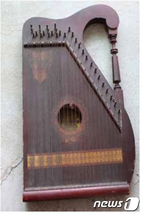 특별한 색채 효과를 내기 위해 사용된 고대 악기 지터.(세계민속악기박물관 제공)/뉴스1