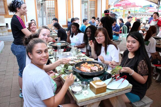 본문 이미지 - 사진은 해외 대학 외국인 학생이 한국과 한국문화를 체험하며 다양한 전공 학문을 배우는 모습이다.(건국대 제공)