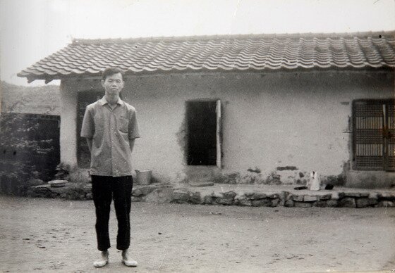 본문 이미지 - 교회 사택 앞의 권정생. ⓒ권정생어린이문화재단