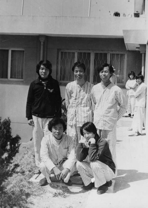 본문 이미지 - 1970년대 결핵요양원에서의 권정생(서있는 사람 중 제일 오른쪽). 권정생의 결핵과 늑막염은 완치되지 못하고 평생을 따라다니며 그를 괴롭힌다. ⓒ 권정생어린이문화재단