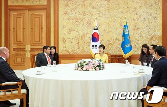 박 대통령, 5개 중견국 협의체 국회의장단 접견