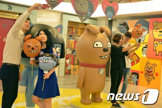 본문 이미지 - 롯데백화점 부산본점 7층 카카오프렌즈 매장에서 마련된 카카오프렌즈 캐릭터 포토존 앞에서 고객들이 사진을 찍고 있다.&#40;롯데백화점 제공&#41;/뉴스1 ⓒ News1 