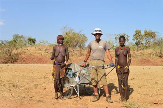 본문 이미지 - 요시다 마사히토(34·吉田正仁)가 아프리카 종단 여행 중 현지인들과 기념촬영을 했다. <출처: 요시다 마사히토 블로그> ⓒ News1