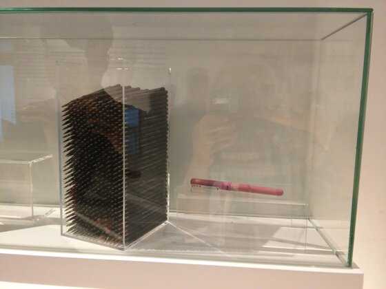 본문 이미지 - 조정래 작가가 '아리랑'을 쓰면서 사용한 단 하나의 펜. 펜심은 580개인데, 이 펜으로 2만장에 달하는 원고를 썼다. ⓒ News1