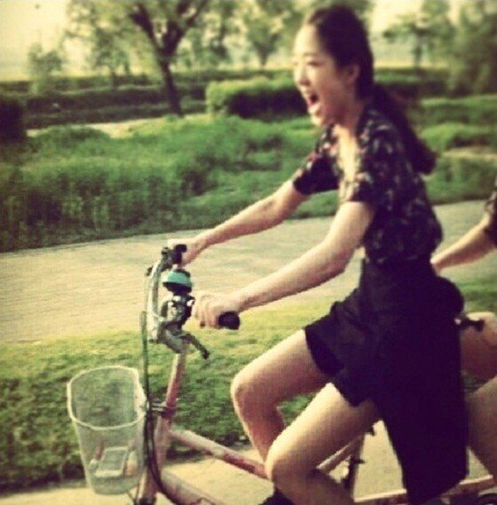 본문 이미지 - 채수빈이 삼성라이온즈 구자욱 선수와 열애설에 휩싸인 가운데 과거 일상 사진에 관심이 쏠리고 있다. ⓒ News1 스포츠 / 채수빈 SNS