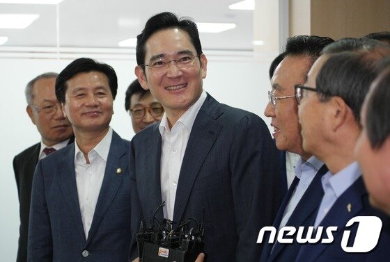 본문 이미지 - 21일 이재용 삼성전자 부회장이 경북 구미에 위치한 경북창조경제혁신센터를 방문해 지원방안을 논의하고 김관용 경북도지사, 심학봉 국회의원, 김진한 경북창조경제혁신센터장 등 관계자들과 함께 센터를 둘러보고 있다.(삼성전자 제공) 2015.7.21/뉴스1 ⓒ News1 서송희 기자