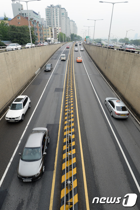 (서울=뉴스1) 신웅수 기자 = 21일 오후 서울 영등포구 여의도동 노들길에서 자동차들이 지나가고 있다.서울시는 자동차전용도로로 묶인 노들길 구간 양화대교 남단(선유도 인근)~한강 …