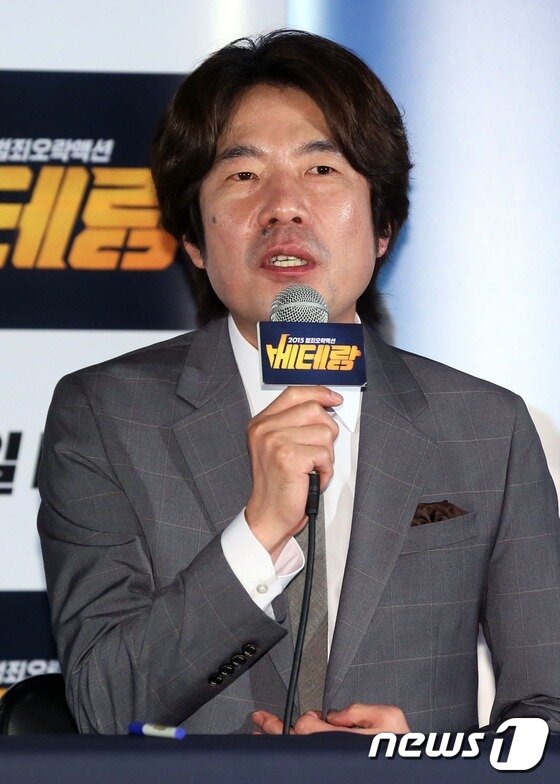 본문 이미지 - 배우 오달수가 21일 오후 서울 성동구 왕십리 CGV에서 열린 영화 '베테랑' 언론시사회에 참석해 취재진의 질문에 답하고 있다. 2015.7.21 스타뉴스/뉴스1 / (서울=뉴스1) ⓒ News1