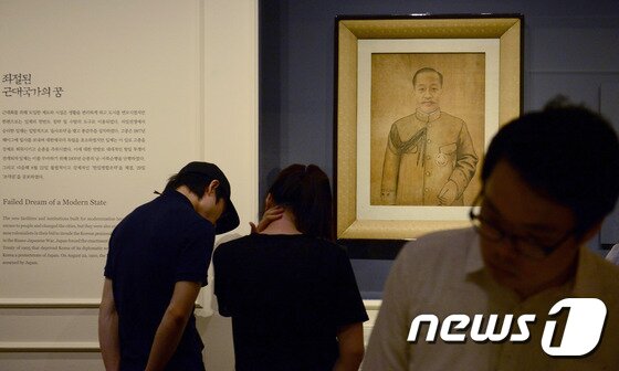 본문 이미지 -  순종 황제 초상화. 2015.7.21/뉴스1 ⓒ News1 자료 사진
