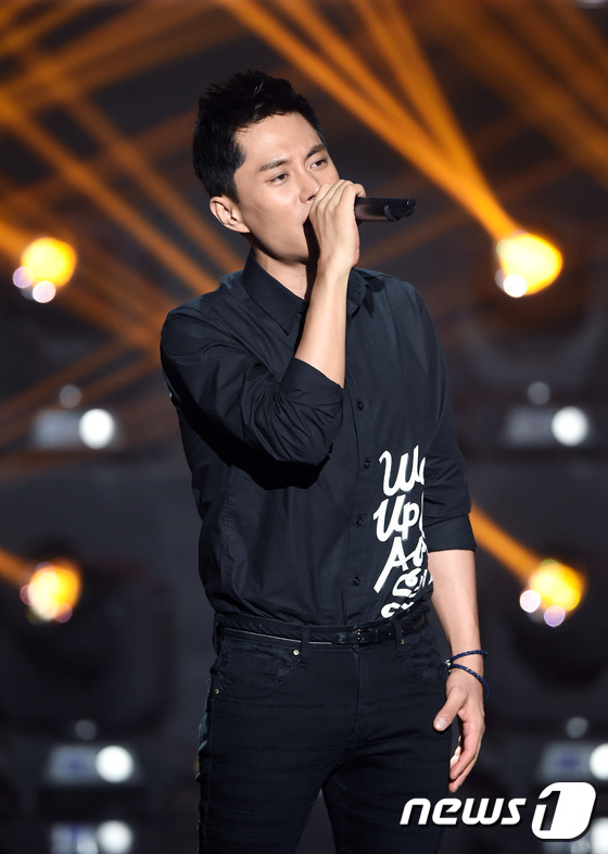 (서울=뉴스1스포츠) 권현진 기자 = 가슴을 적시는 노래.가수 이기찬이 21일 오후 서울 상암동 SBS프리즘타워에서 생방송으로 열린 SBS MTV ‘더쇼 시즌4’(이하 더쇼)에서 …