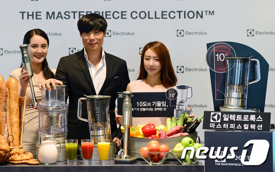 (서울=뉴스1) 박세연 기자 = 22일 오전 서울 중구 더 플라자 호텔에서 일렉트로룩스 코리아 광고모델인 최현석 셰프가 \'마스터피스 컬렉션\'을 선보이고 있다.일렉트로룩스 코리아 …