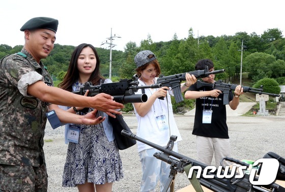 (철원=뉴스1) 조희연 기자 = 행정자치부가 22일 대학생들과 함께하는 '경원선 비무장지대(DMZ) 통일열차여행' 행사를 개최한 가운데 강원도 철원군 소재 6사단 수색대대를 방문한 …