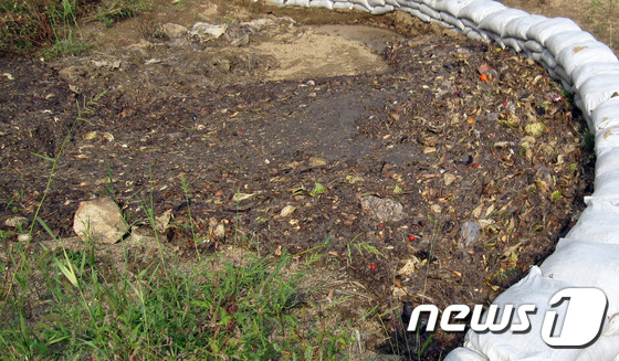 (양구=뉴스1) 황준 기자 = 22일 현재 강원 양구군 양구읍 소양호 유역에 무단 투기된 음식물쓰레기의 모습. 양구군은 CCTV를 통해 음식물쓰레기 무단투기한 50대 남성을 색출했 …