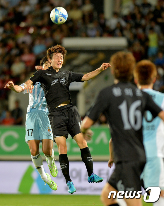 (성남=뉴스1) 이재명 기자 = 22일 오후 경기도 수원 월드컵 경기장에서 열린 2015 하나은행 FA컵 8강 성남FC와 울산현대의 경기에서 성남 정선호가 공중볼 다툼을 하고 있다 …