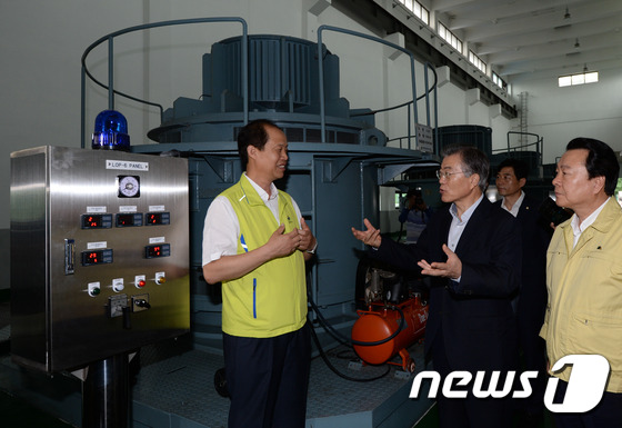 (서울=뉴스1) 허경 기자 = 새정치민주연합 문재인 대표가 여름철 홍수와 장마 등 재난재해에 대한 대비체계를 점검하기 위해 23일 서울 강서구 가양빗물펌프장을 찾아 피해 방지시설을 …