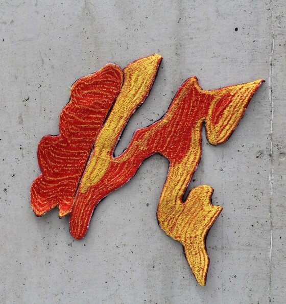 본문 이미지 - 無間_ 지옥불 설치 부분, 자수, 가변사이즈 2015 (사진제공 아마도예술공간)