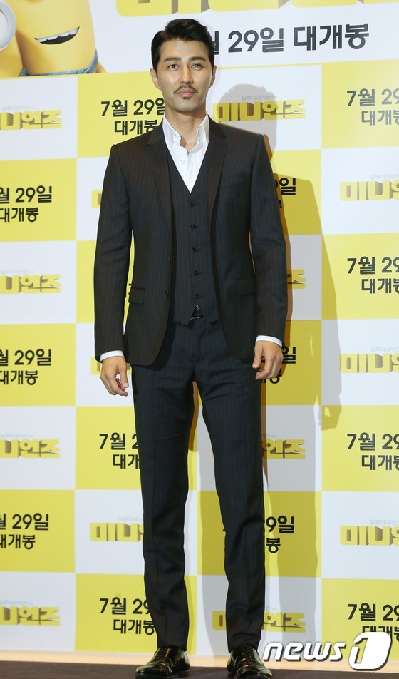 (서울=뉴스1) = 배우 차승원이 23일 오후 서울 여의도 CGV에서 열린 애니메이션 '미니언즈' 시사회에 참석해 포즈를 취하고 있다.차승원이 내레이션을 맡은 애니메이션 '미니언즈 …