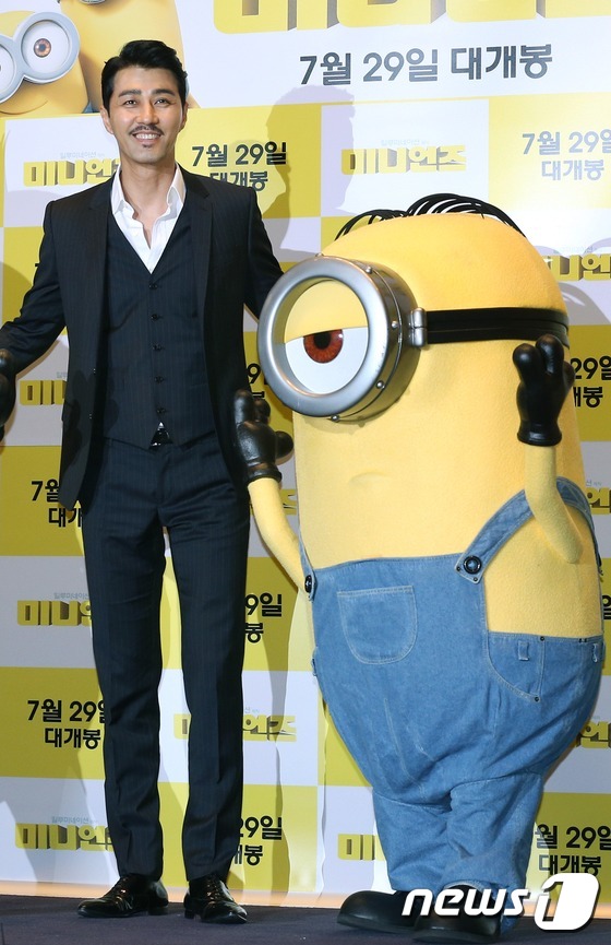 (서울=뉴스1) = 배우 차승원이 23일 오후 서울 여의도 CGV에서 열린 애니메이션 '미니언즈' 시사회에 참석해 포즈를 취하고 있다.차승원이 내레이션을 맡은 애니메이션 '미니언즈 …