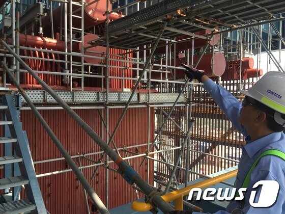 본문 이미지 - 박충민 현장소장이 패스트트랙 3A 프로젝트 보일러 설비에 대해 설명하고 있다. ⓒ News1