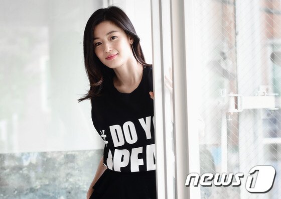 본문 이미지 - 배우 전지현이 최근 서울 종로구 삼청동의 한 카페에서 진행된 인터뷰에서 영화 '암살'에 출연하게 된 계기를 밝혔다. ⓒ News1 스포츠 / 권현진 기자