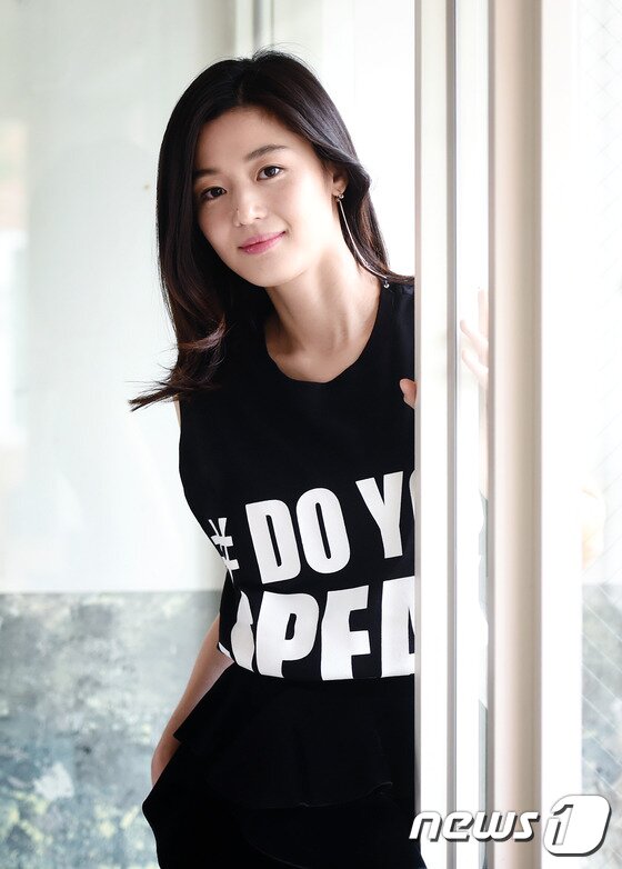 본문 이미지 - 배우 전지현이 최근 서울 종로구 삼청동의 한 카페에서 진행된 인터뷰에서 영화 '암살' 안옥윤 캐릭터를 위해 노력했던 과정에 대해 털어놨다. ⓒ News1 스포츠 / 권현진 기자
