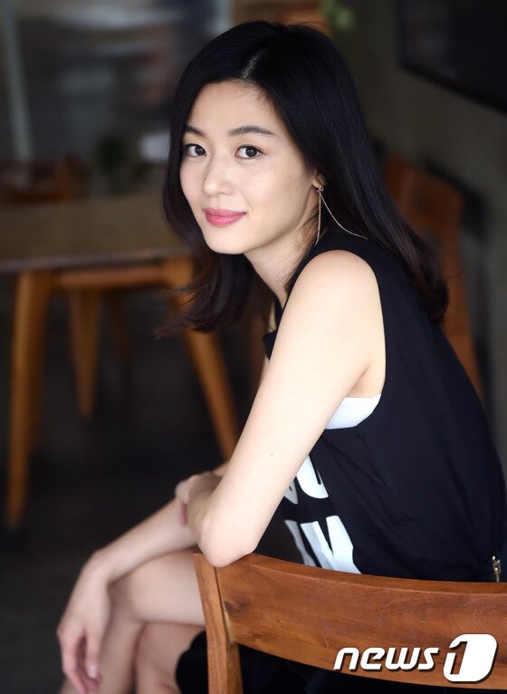 본문 이미지 - 배우 전지현이 최근 서울 종로구 삼청동의 한 카페에서 진행된 인터뷰에서 영화 '암살'을 통해 다시 호흡을 맞춘 최동훈 감독과 배우 하정우와의 에피소드를 공개했다. ⓒ News1 스포츠 / 권현진 기자