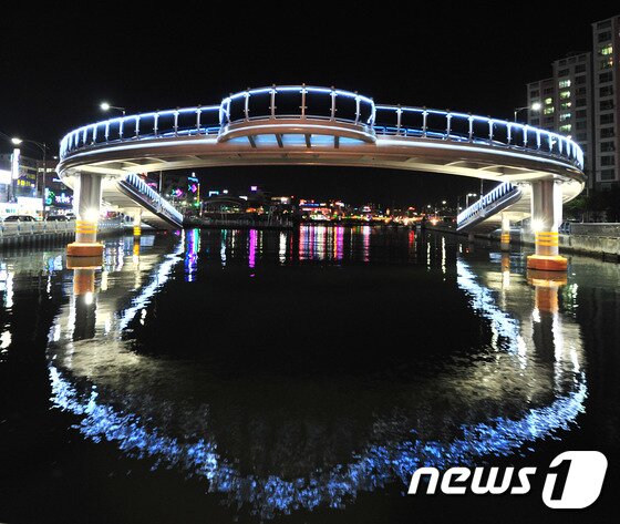 본문 이미지 - 포항죽도시장을 연결하는 인도교 (뉴스1 자료, 제판매 및 DB 금지)ⓒ News1 최창호 기자