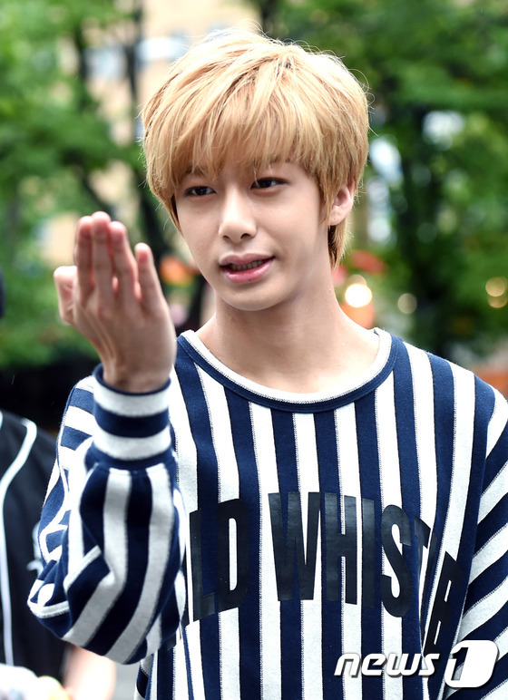 (서울=뉴스1스포츠) 권현진 기자 = 내 키스를 받아요!몬스타엑스 형원이 24일 오전 서울 여의도 KBS 신관 공개홀에서 열린 KBS2 '뮤직뱅크'(이하 뮤뱅) 리허설을 하기 위해 …