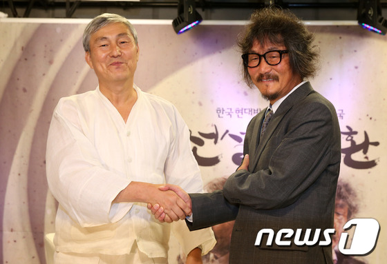 (서울=뉴스1) 이광호 기자 = 한국 바둑의 살아 있는 전설 조훈현(왼쪽) 9단과 조치훈 9단이 26일 오후 서울 성동구 마장로 한국기원에서 열린 한국 현대바둑 70주년 기념대국에 …